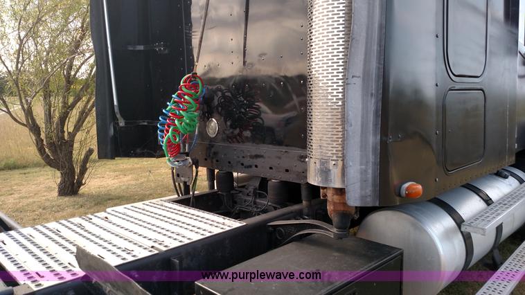 image for item K1184 2002 Freightliner Century Class ST120 semi truck