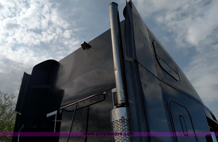 image for item K1184 2002 Freightliner Century Class ST120 semi truck