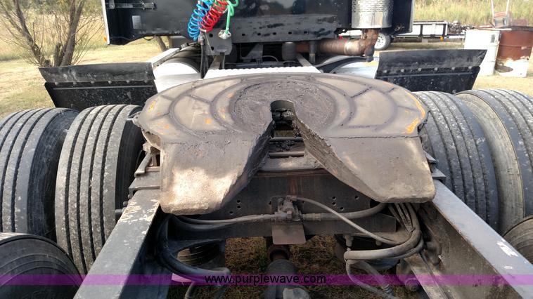 image for item K1184 2002 Freightliner Century Class ST120 semi truck