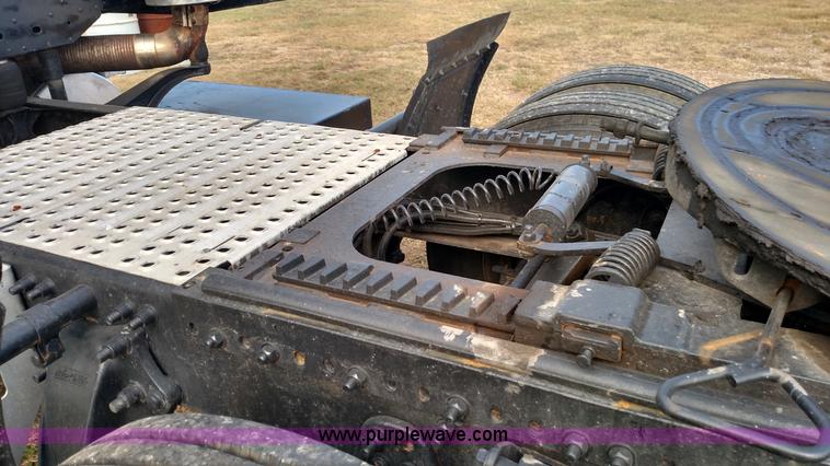 image for item K1184 2002 Freightliner Century Class ST120 semi truck