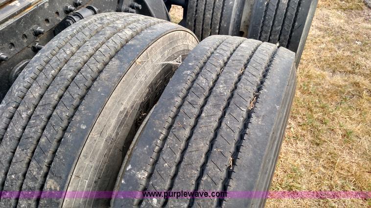 image for item K1184 2002 Freightliner Century Class ST120 semi truck