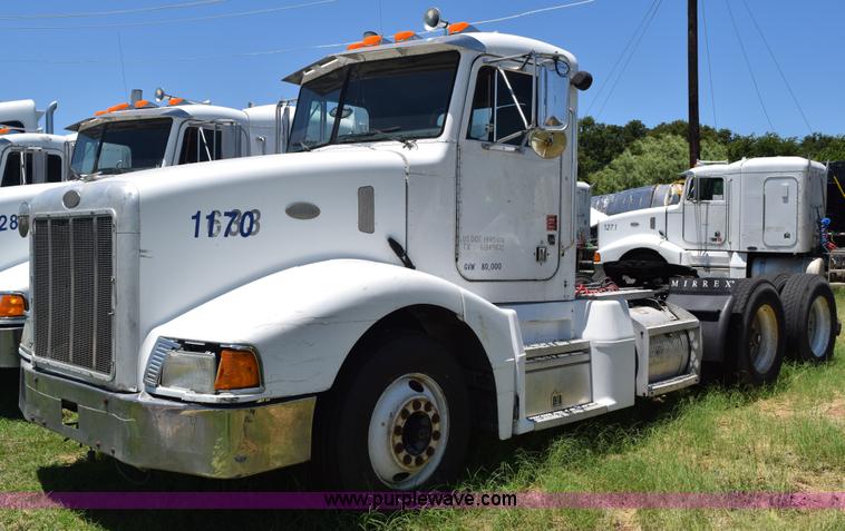 image for item K6138 2000 Peterbilt 377 semi truck