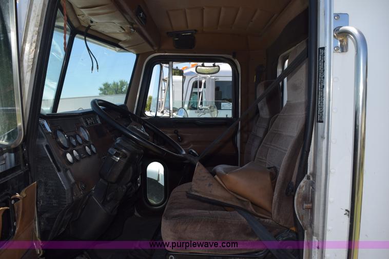 image for item K6138 2000 Peterbilt 377 semi truck