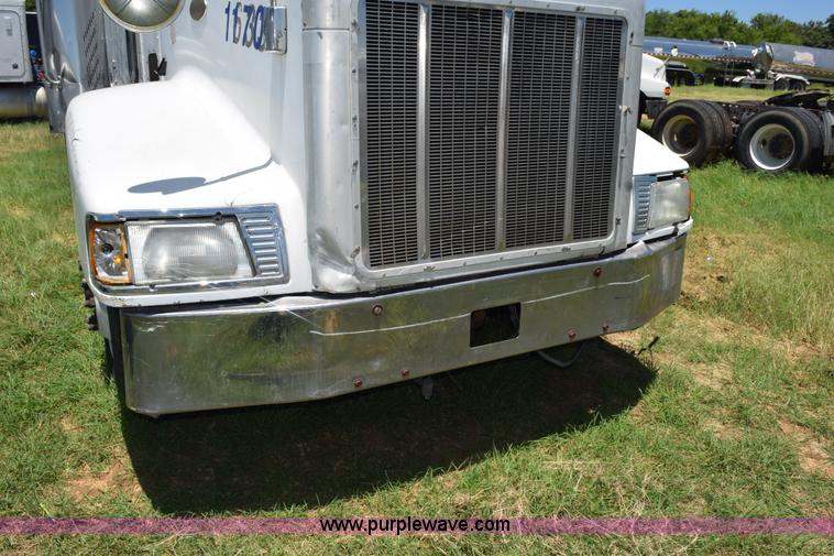 image for item K6138 2000 Peterbilt 377 semi truck