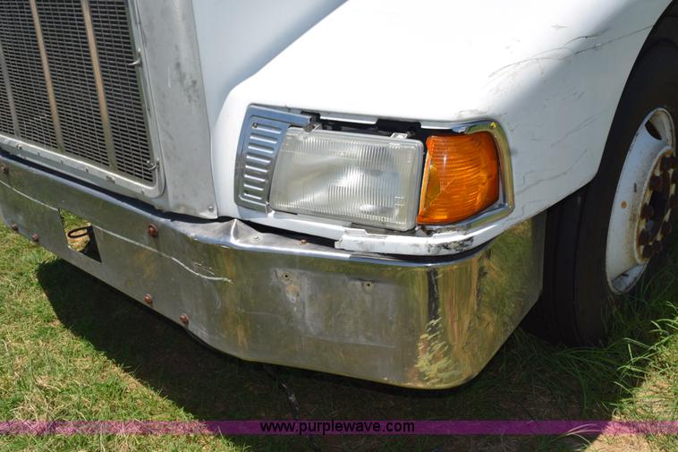 image for item K6138 2000 Peterbilt 377 semi truck