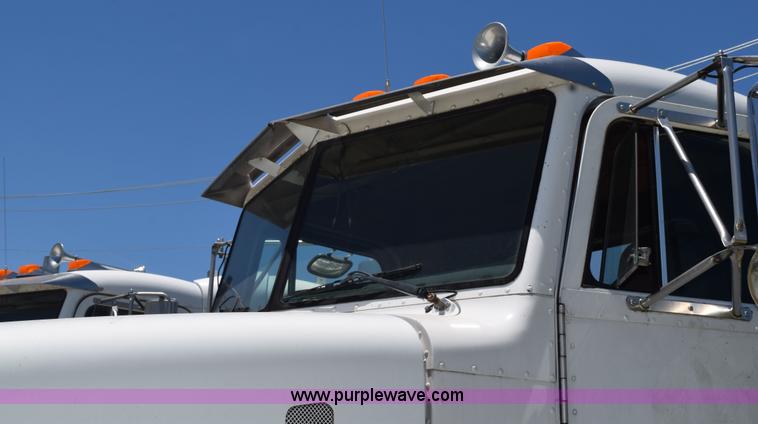 image for item K6138 2000 Peterbilt 377 semi truck