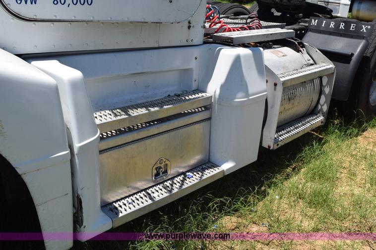 image for item K6138 2000 Peterbilt 377 semi truck