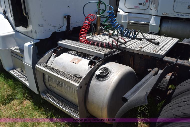 image for item K6138 2000 Peterbilt 377 semi truck