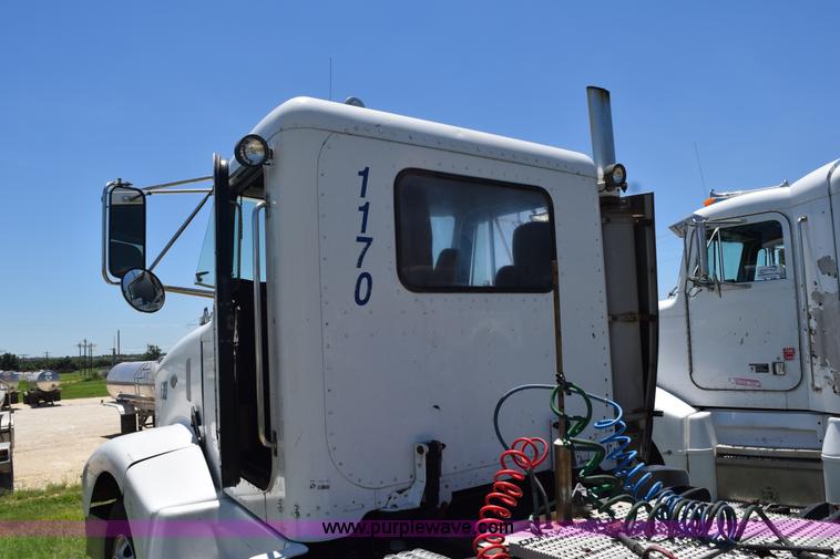 image for item K6138 2000 Peterbilt 377 semi truck