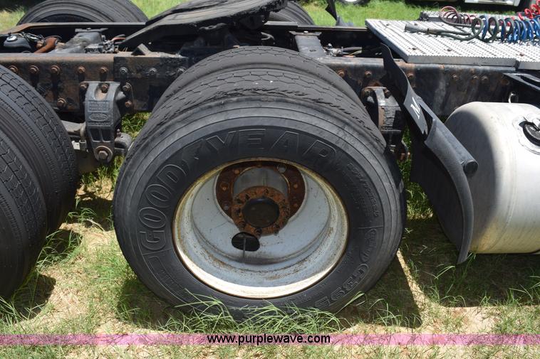 image for item K6138 2000 Peterbilt 377 semi truck