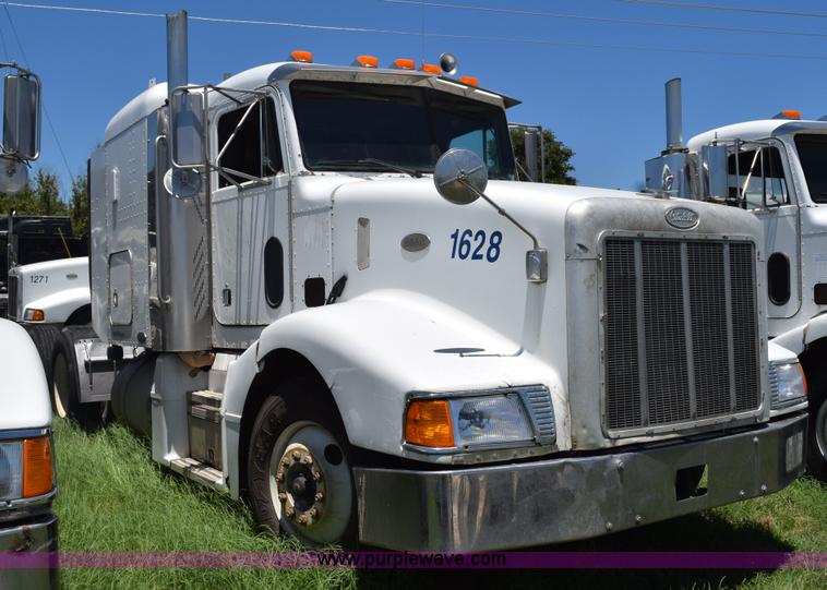 image for item K6139 1999 Peterbilt 377 semi truck