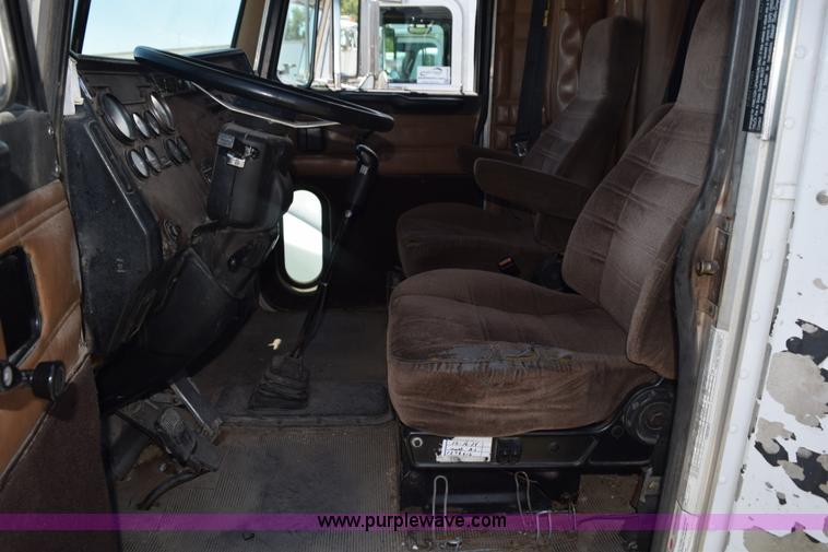 image for item K6139 1999 Peterbilt 377 semi truck