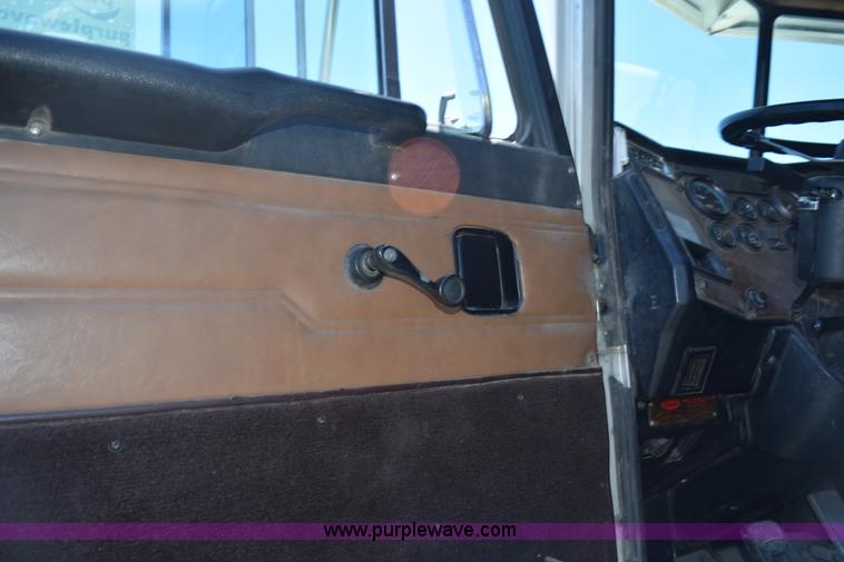 image for item K6139 1999 Peterbilt 377 semi truck