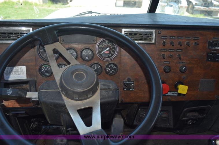 image for item K6139 1999 Peterbilt 377 semi truck