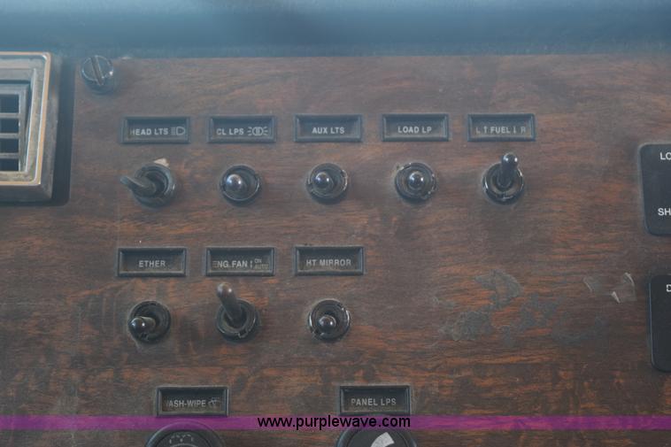 image for item K6139 1999 Peterbilt 377 semi truck