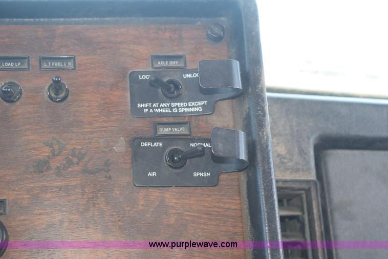 image for item K6139 1999 Peterbilt 377 semi truck