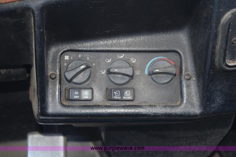 image for item K6139 1999 Peterbilt 377 semi truck