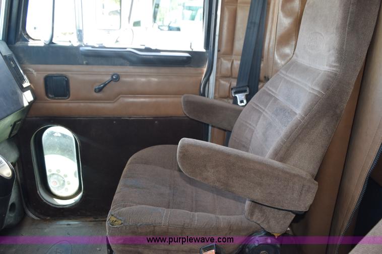 image for item K6139 1999 Peterbilt 377 semi truck