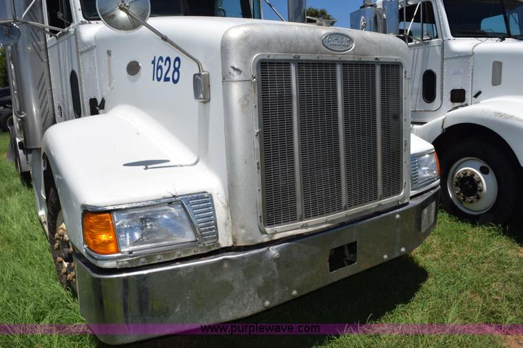image for item K6139 1999 Peterbilt 377 semi truck