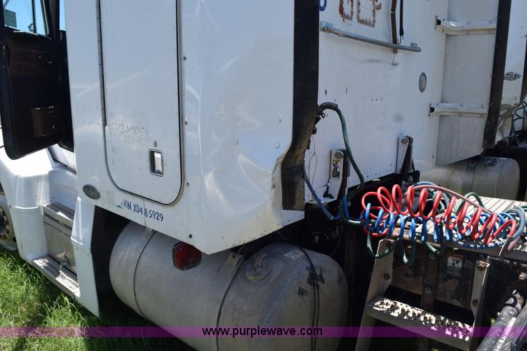 image for item K6139 1999 Peterbilt 377 semi truck