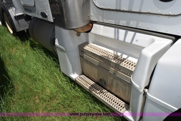 image for item K6139 1999 Peterbilt 377 semi truck
