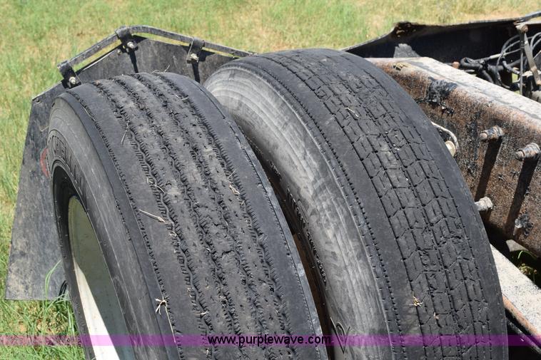 image for item K6139 1999 Peterbilt 377 semi truck