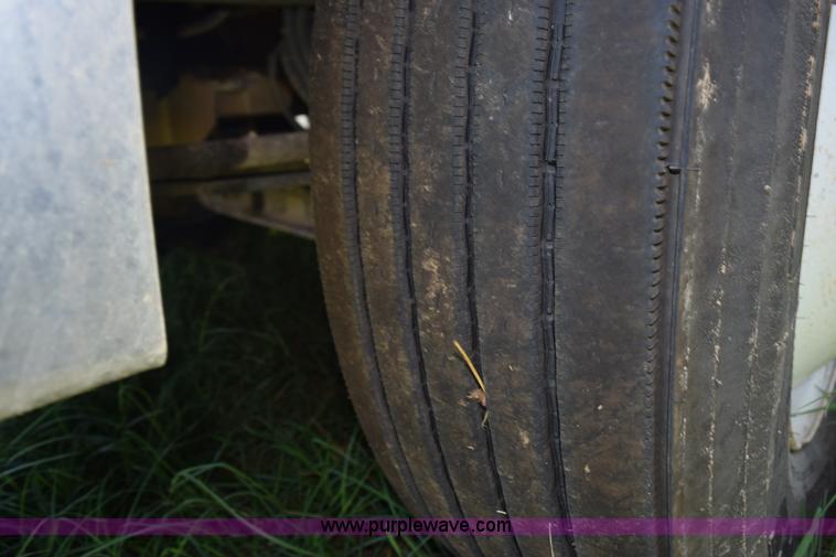 image for item K6139 1999 Peterbilt 377 semi truck