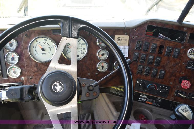 image for item K6147 2007 International 9400i semi truck