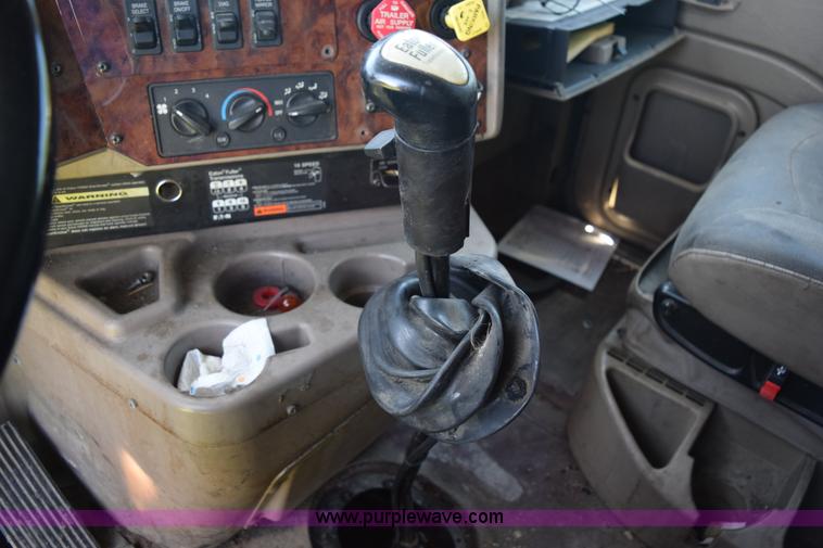 image for item K6147 2007 International 9400i semi truck