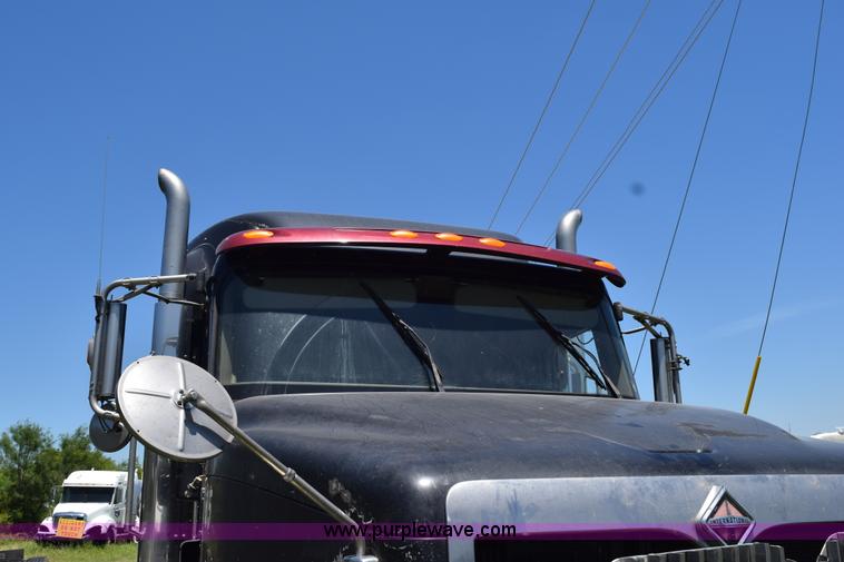 image for item K6147 2007 International 9400i semi truck