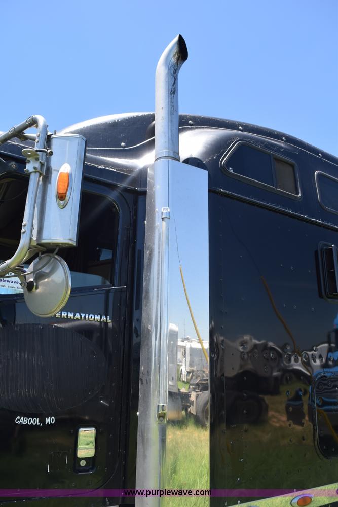 image for item K6147 2007 International 9400i semi truck