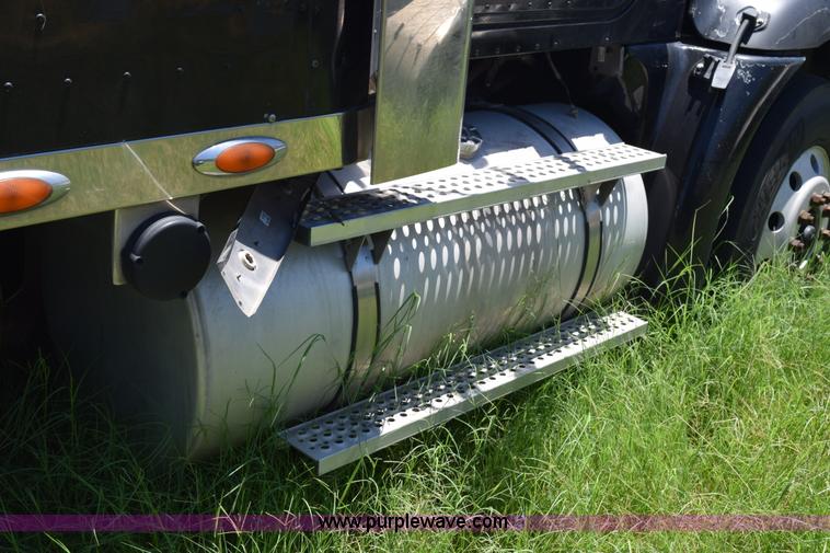 image for item K6147 2007 International 9400i semi truck