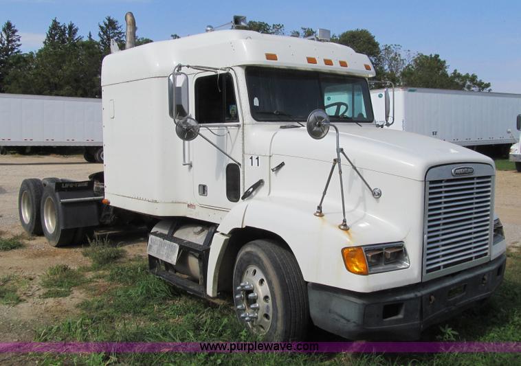 image for item K6355 2000 Freightliner FLD112 semi truck