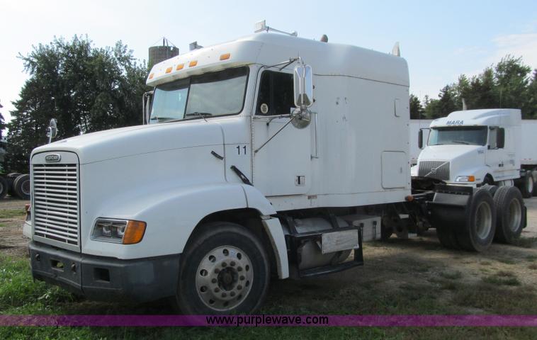 image for item K6355 2000 Freightliner FLD112 semi truck