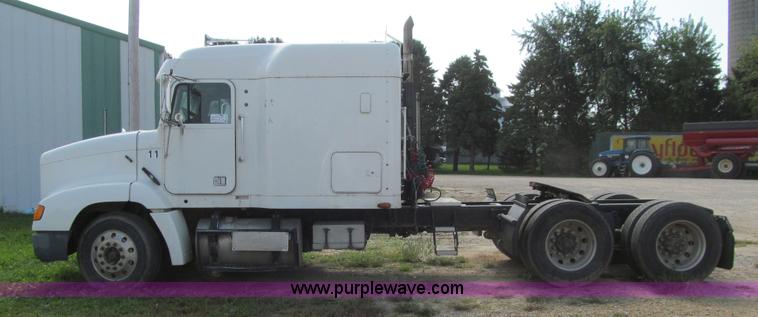 image for item K6355 2000 Freightliner FLD112 semi truck