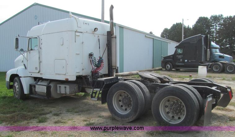 image for item K6355 2000 Freightliner FLD112 semi truck