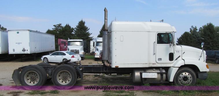 image for item K6355 2000 Freightliner FLD112 semi truck