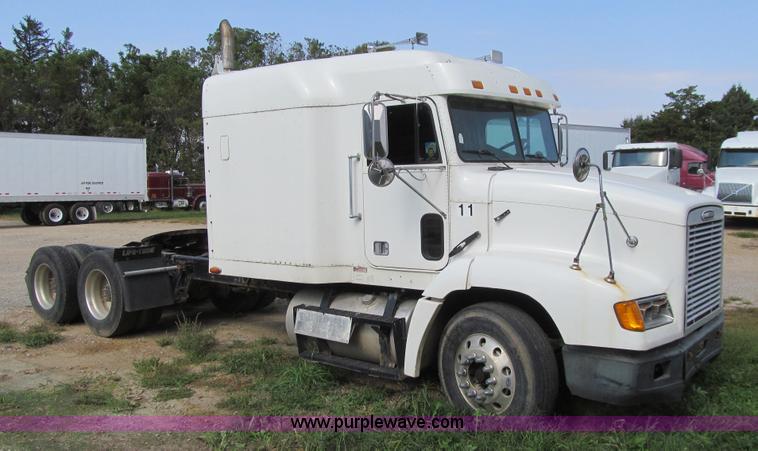 image for item K6355 2000 Freightliner FLD112 semi truck