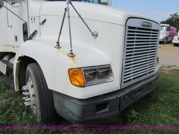 image for item K6355 2000 Freightliner FLD112 semi truck