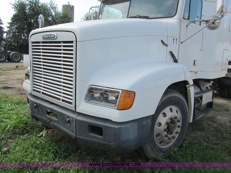 image for item K6355 2000 Freightliner FLD112 semi truck
