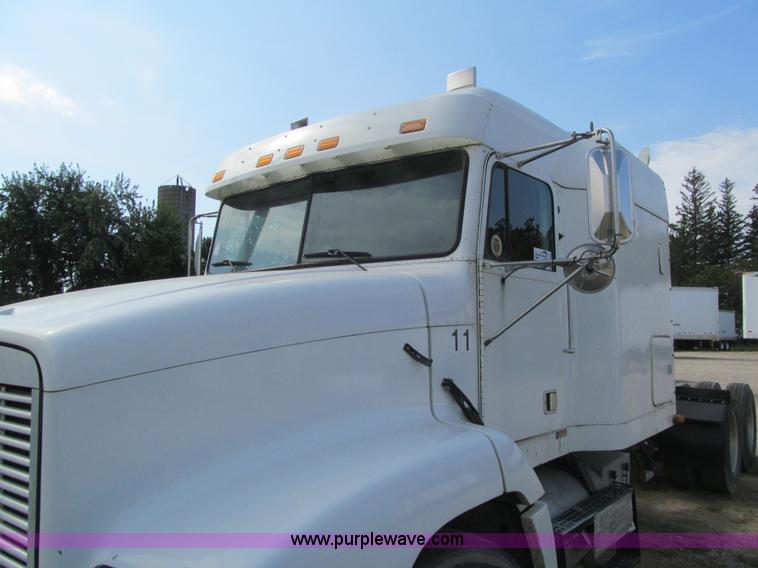 image for item K6355 2000 Freightliner FLD112 semi truck