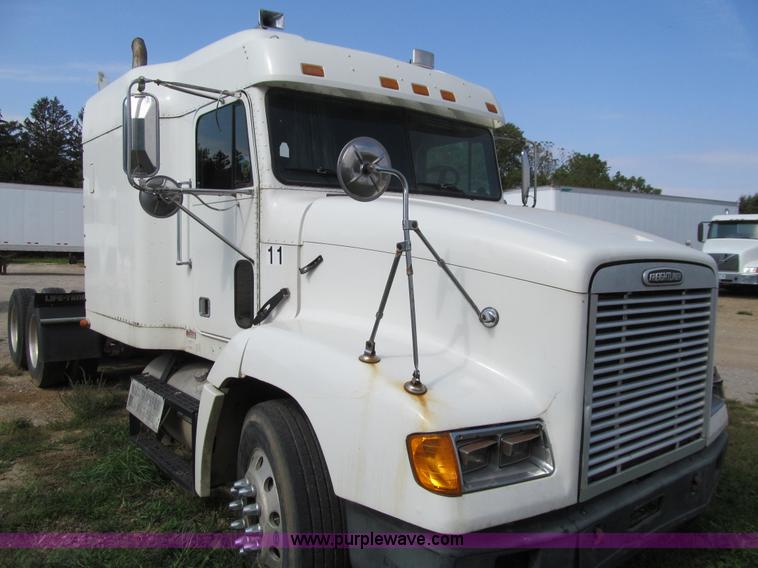 image for item K6355 2000 Freightliner FLD112 semi truck