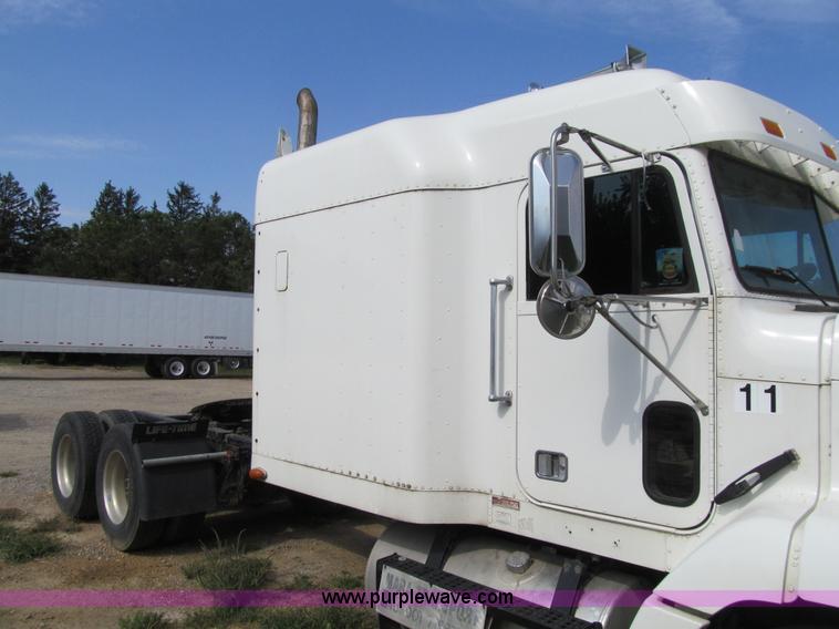 image for item K6355 2000 Freightliner FLD112 semi truck