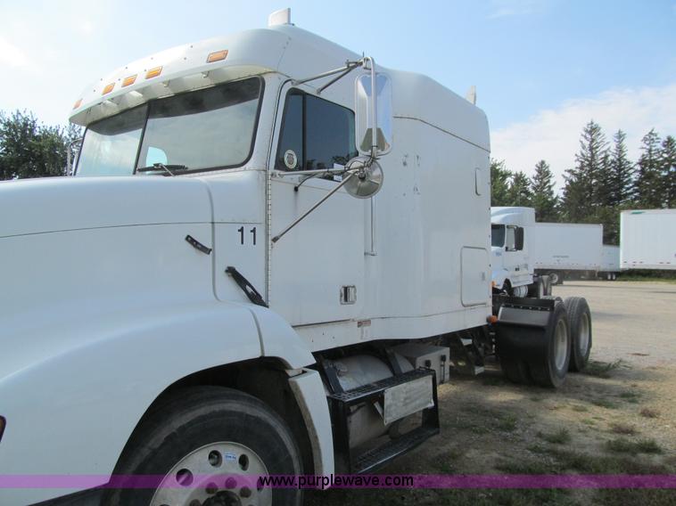 image for item K6355 2000 Freightliner FLD112 semi truck