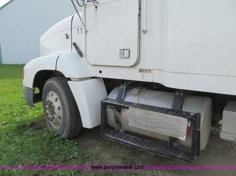 image for item K6355 2000 Freightliner FLD112 semi truck