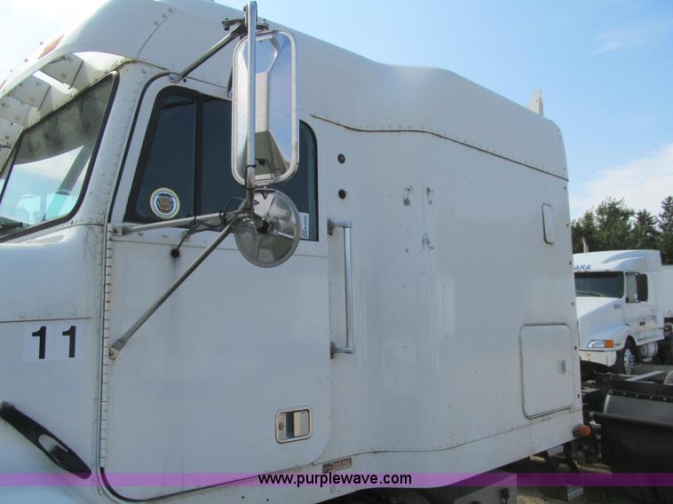 image for item K6355 2000 Freightliner FLD112 semi truck