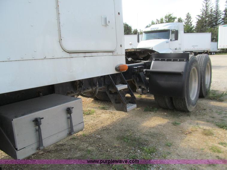 image for item K6355 2000 Freightliner FLD112 semi truck