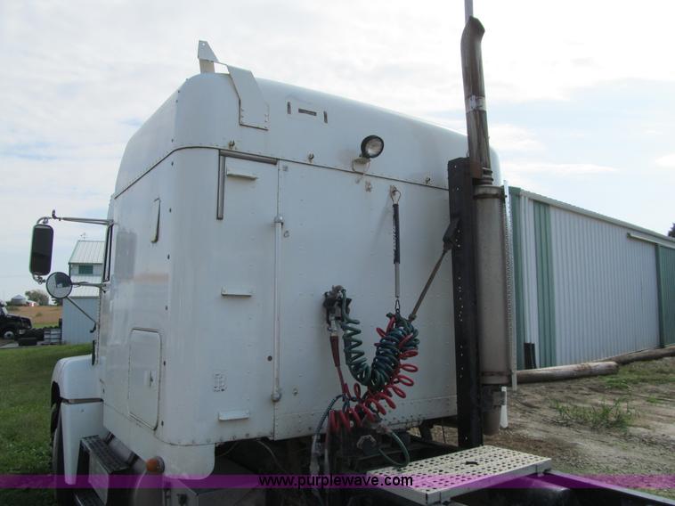 image for item K6355 2000 Freightliner FLD112 semi truck