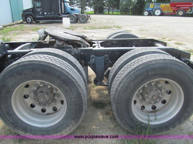 image for item K6355 2000 Freightliner FLD112 semi truck