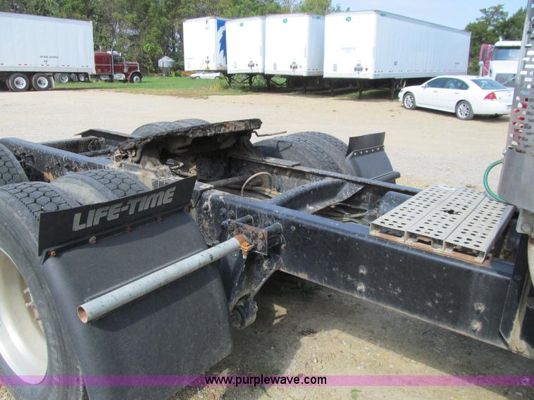 image for item K6355 2000 Freightliner FLD112 semi truck